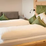 לינה וארוחת בוקר Edenhauserhof 4*
